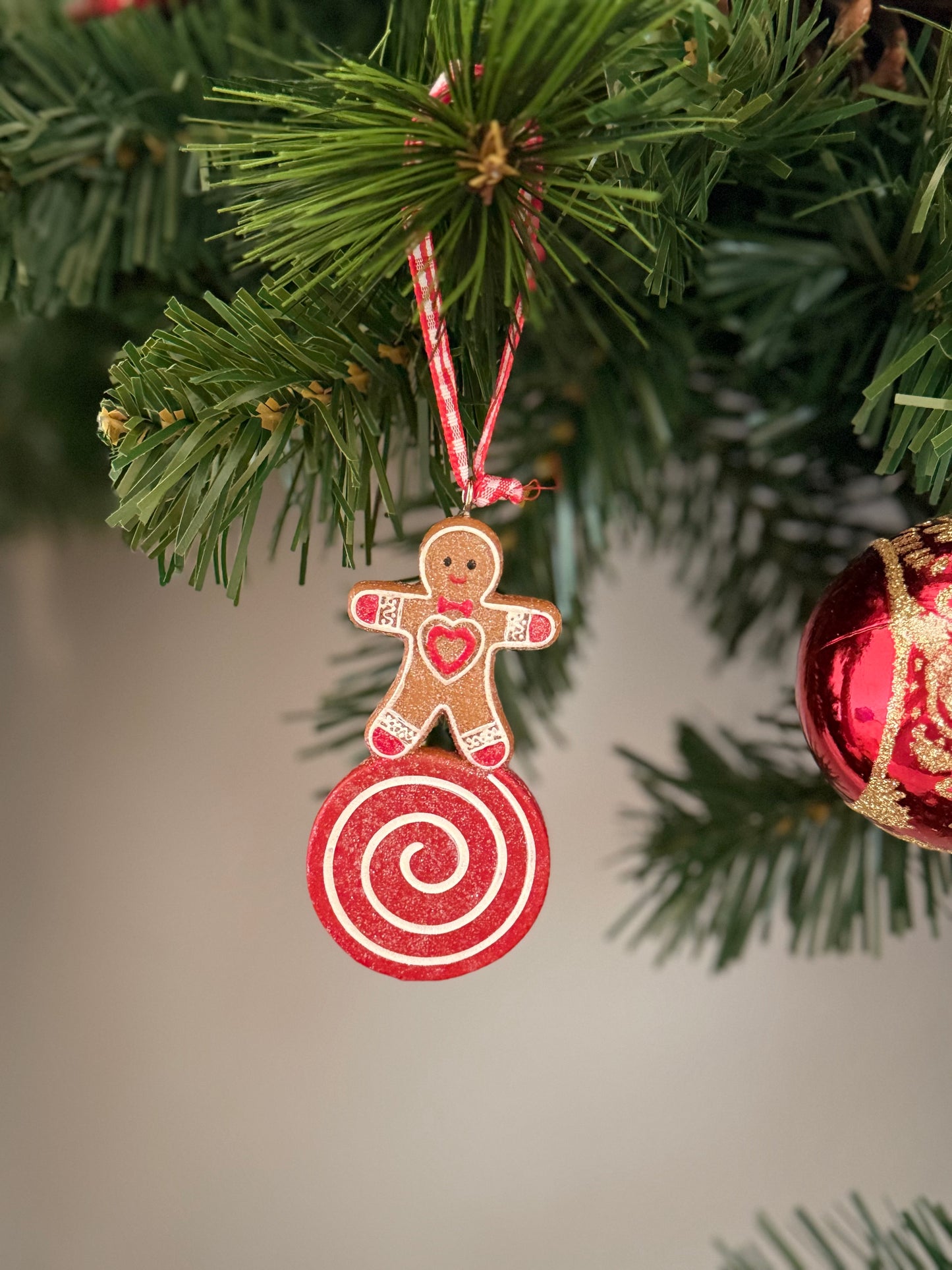 Resin Dec 8cm - Gingerbread Man on Sweet Red with white swirl