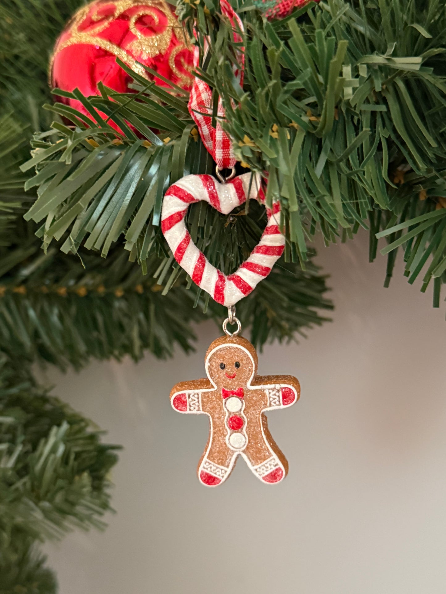 Resin Dec 8cm - Gingerbread Man w Candy Cane Heart