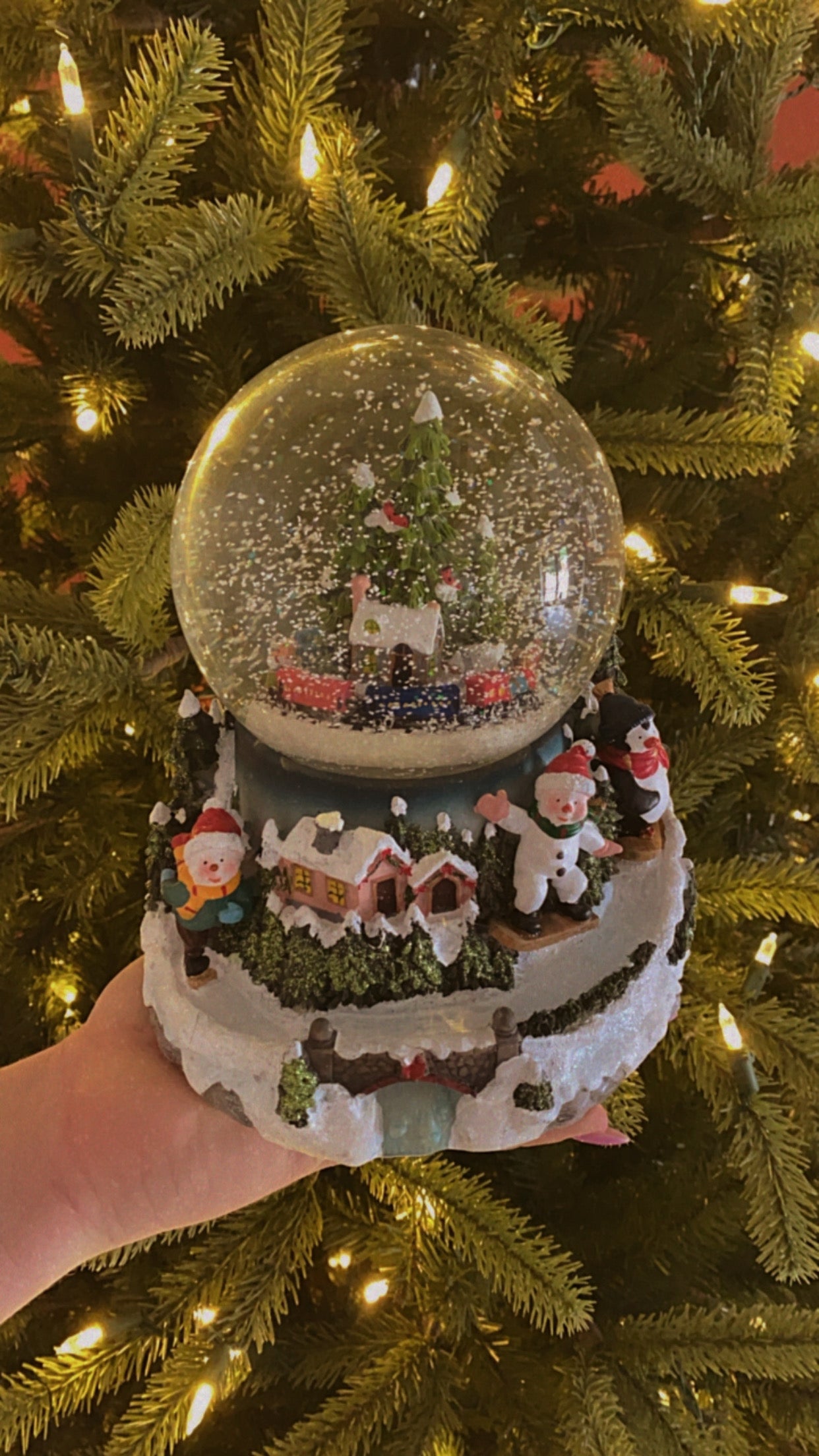 19cm Musical snow globe with revolving train